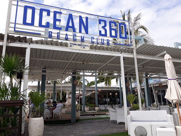 バリ島 ショッピングの合間に海を眺められるレストランでランチ